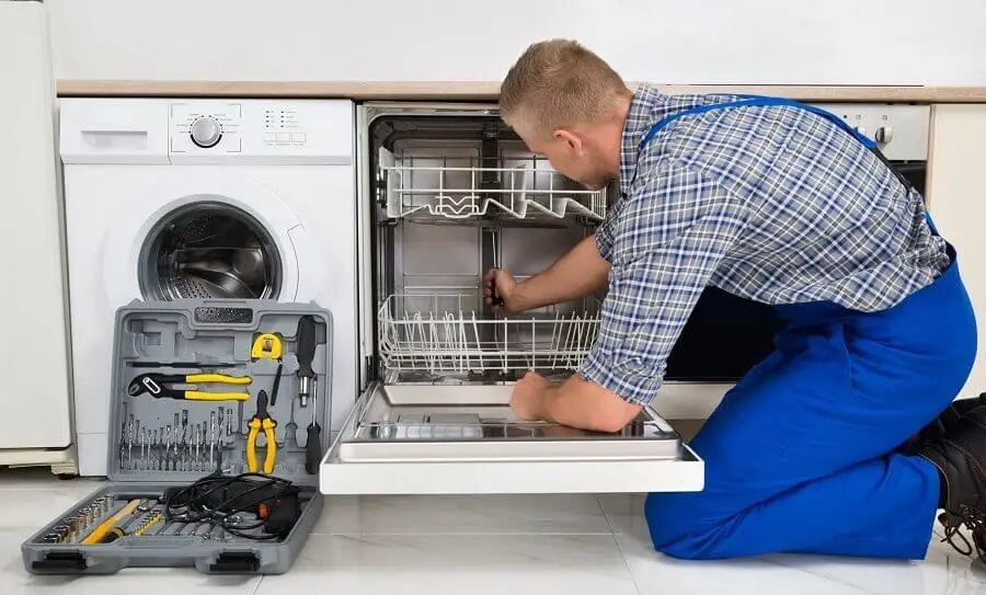 Keçiören Airfel servisi teknisyen ekibi beyaz eşya tamiri yaparken